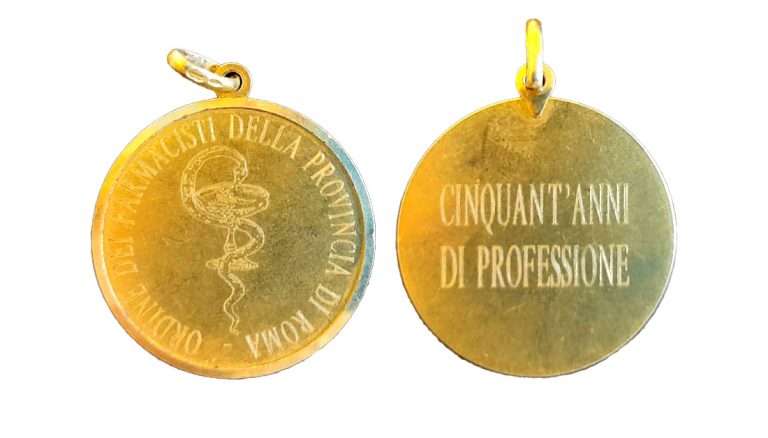 https://www.farmaciagenovese.it/wp-content/uploads/2022/07/medaglietta-50-anni-768x438.jpg